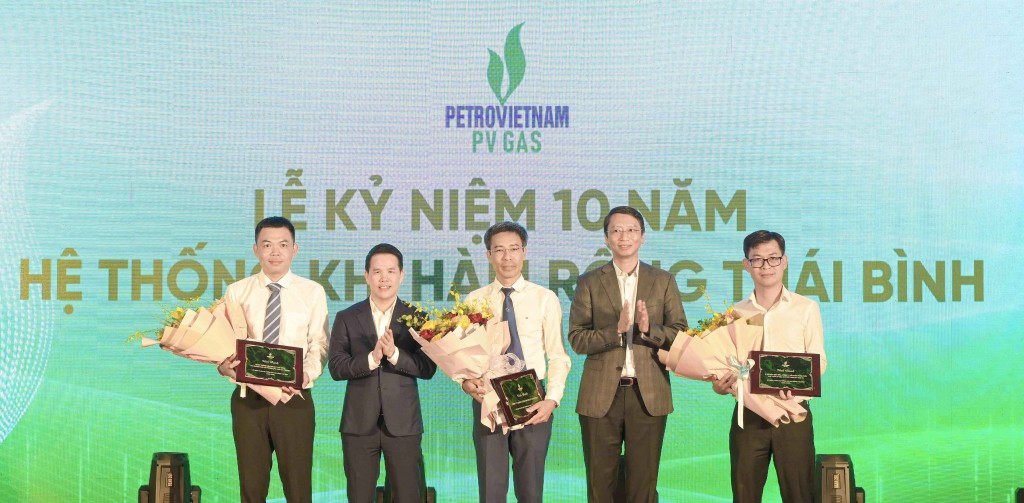H2. Lãnh đạo Petrovietnam và PV GAS vinh danh các tập thể, cá nhân có đóng góp xuất sắc cho sự phát triển của Hệ thống khí HRTB