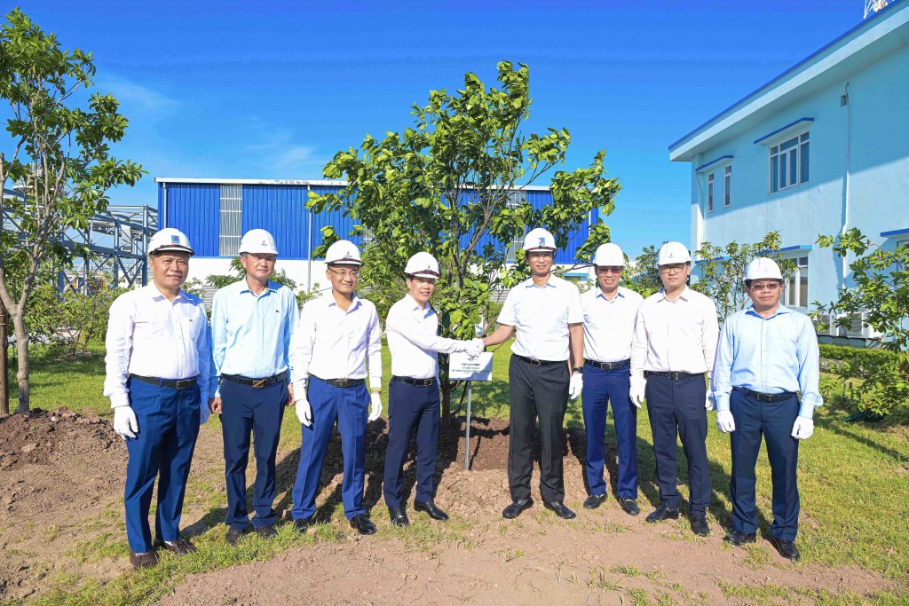 Đại diện Lãnh đạo Petrovietnam – ông Trần Hồng Nam và Lãnh đạo PV GAS trồng cây lưu niệm tại Trung tâm phân phối khí Tiền Hải