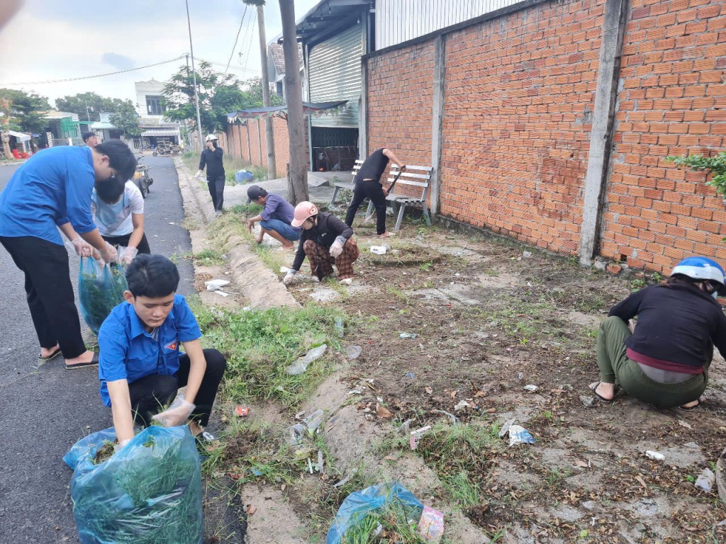 Một số địa phương tại TP Hồ Chí Minh huy động các lực như: Thanh niên, phụ nữ hỗ trợ người dân chung tay dọn dẹp vệ sinh môi trường, phòng ngừa dịch bệnh (ảnh: HCDC)
