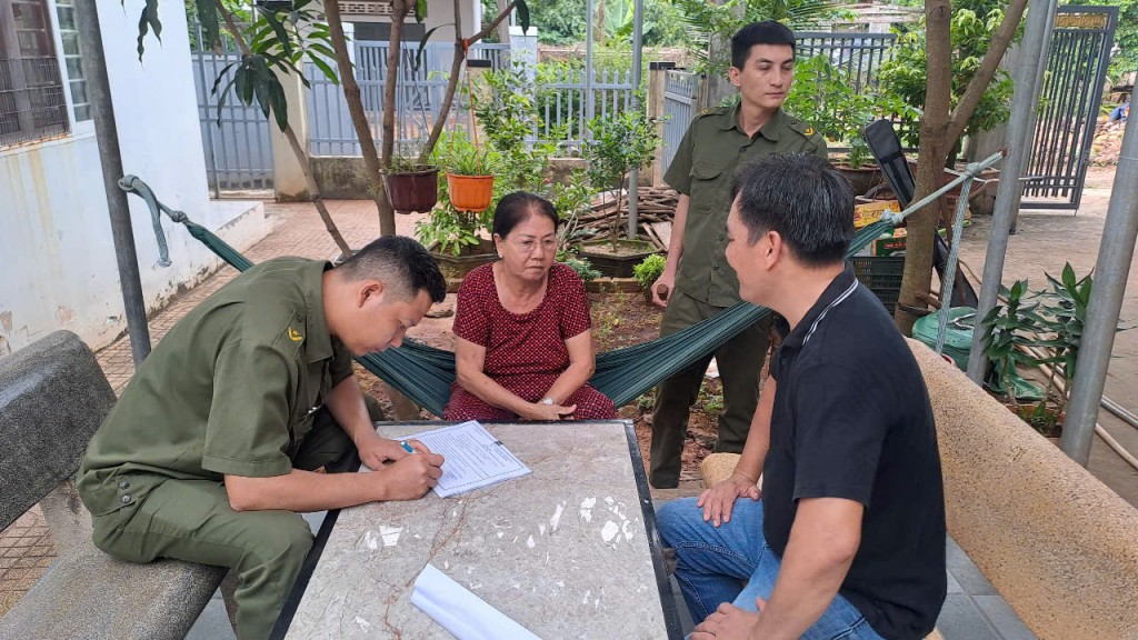 Chính quyền địa phương tuyên truyền đến từng hộ dân về phòng bệnh sốt xuất huyết (ảnh: HCDC)