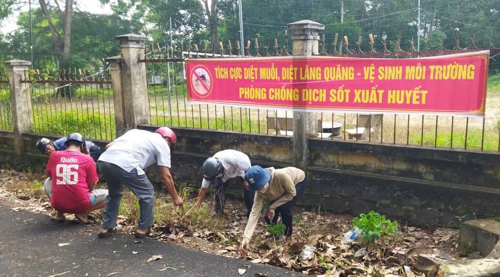 Treo băng rôn tuyên truyền về phòng chống sốt xuất huyết (ảnh: HCDC)