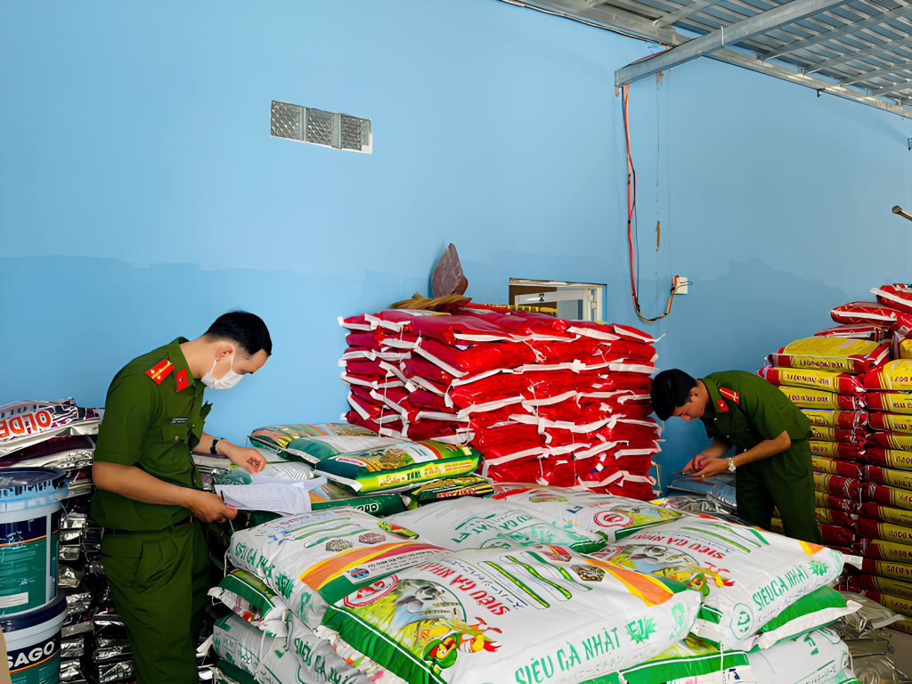 Cà Mau: Phát hiện 77 tấn phân bón, chế phẩm thủy sản vi phạm