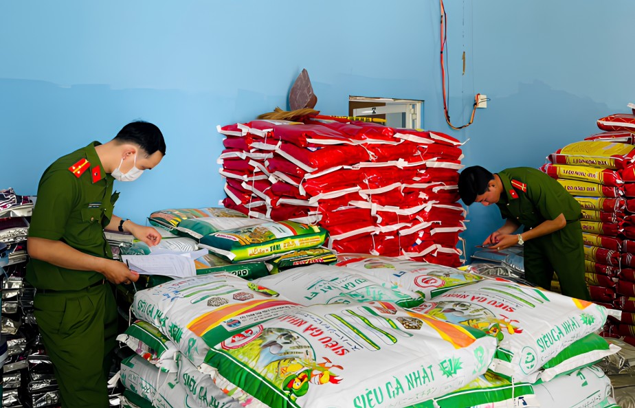 Cà Mau: Phát hiện 77 tấn phân bón, chế phẩm thủy sản vi phạm