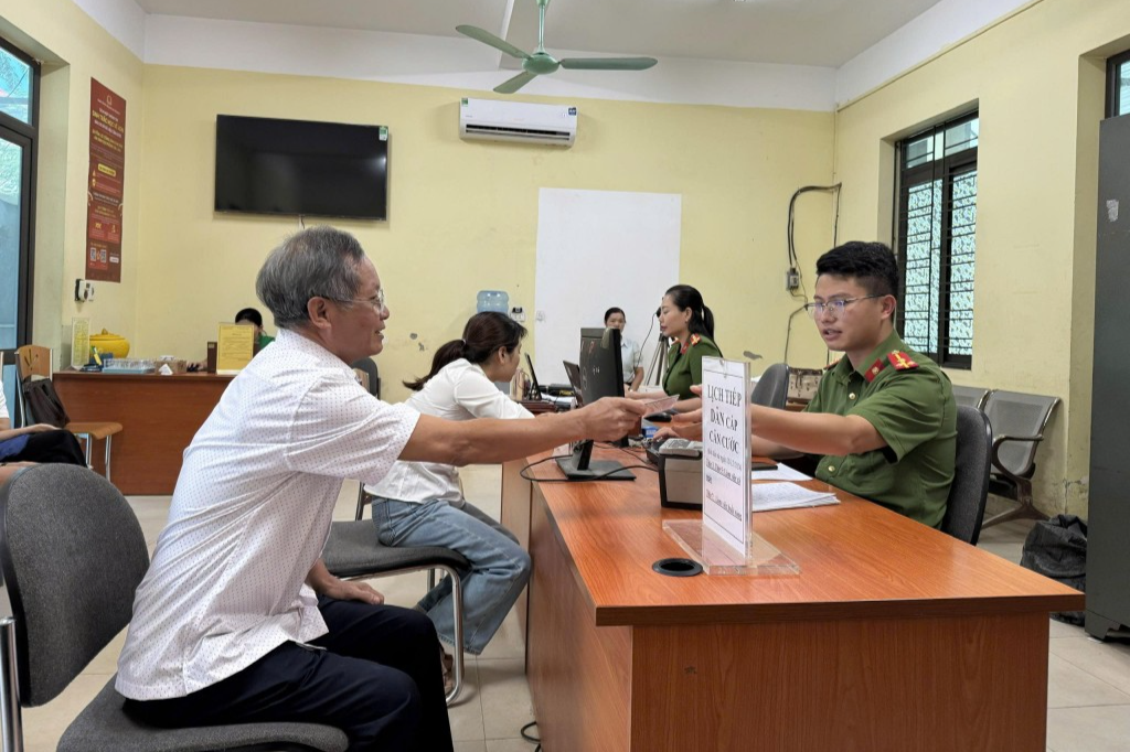 Việc hỗ trợ đổi thẻ cho đảng viên được thực hiện khoa học