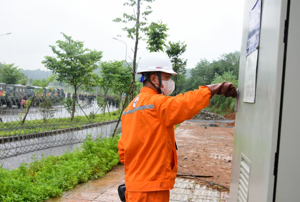 Công nhân EVNHANOI kiểm tra thiết bị điện tại Đại học Quốc gia Hà Nội - Nơi tập trung của lực lượng Công an nhân dân