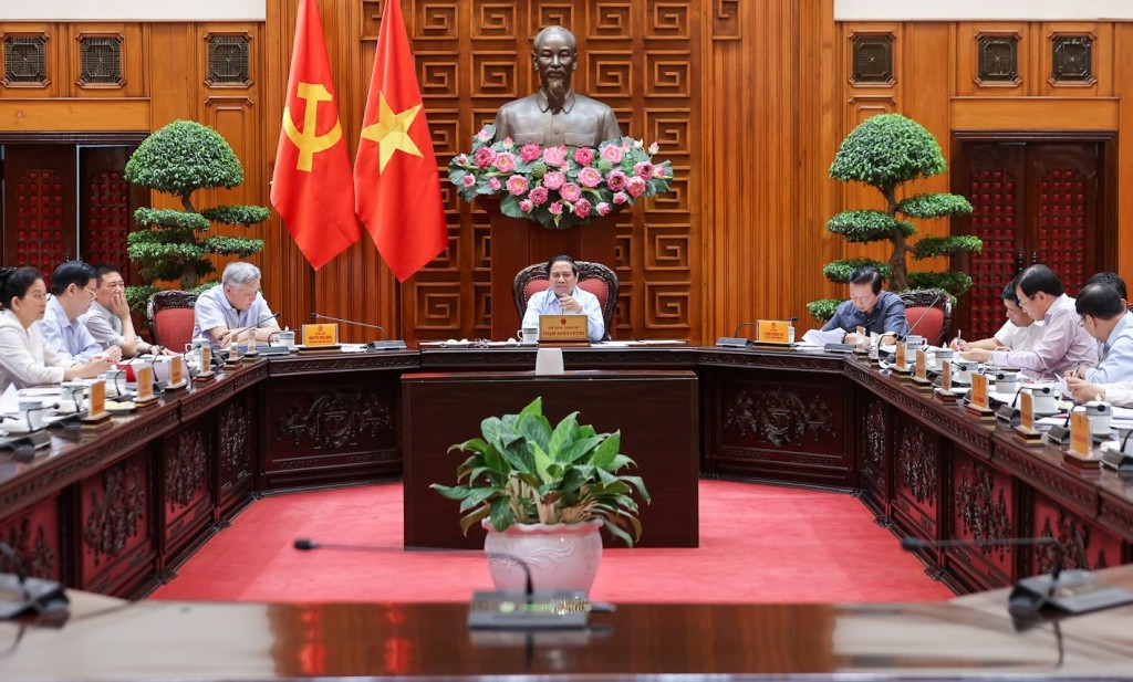 Đồng chí Phạm Minh Chính chỉ đạo tiếp tục hoàn thiện chủ đề, phương châm Đại hội; hoàn thiện, nâng cao hơn nữa chất lượng các văn kiện - Ảnh: VGP/Nhật Bắc