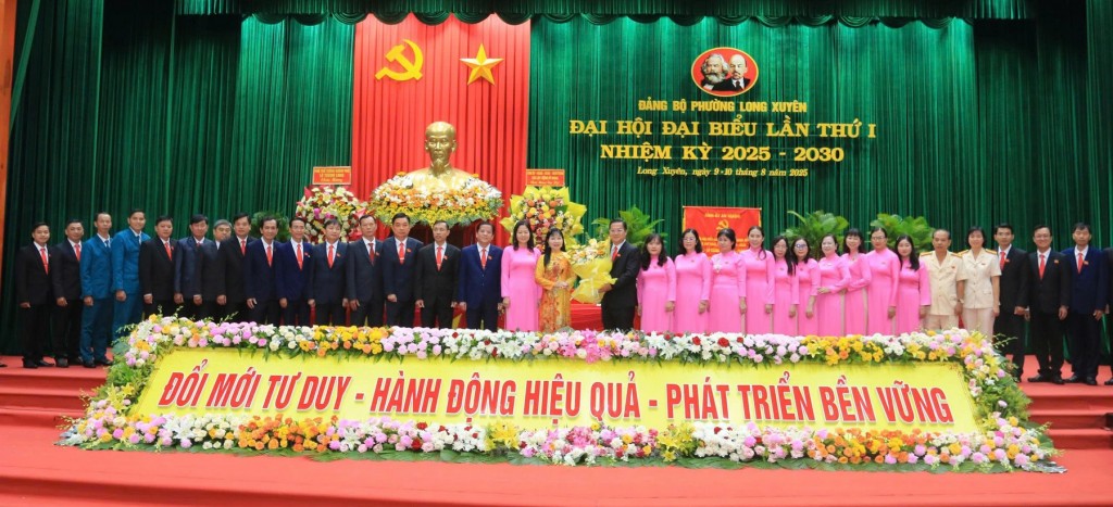 Đồng chí Trần Thị Thanh Hương (áo dài màu vàng) - Phó Bí thư Tỉnh ủy, Trưởng đoàn Đại biểu Quốc hội, Chủ tịch Ủy ban Mặt trận Tổ quốc Việt Nam tỉnh tặng hoa chúc mừng Ban Chấp hành Đảng bộ phường nhiệm kỳ 2025 – 2030