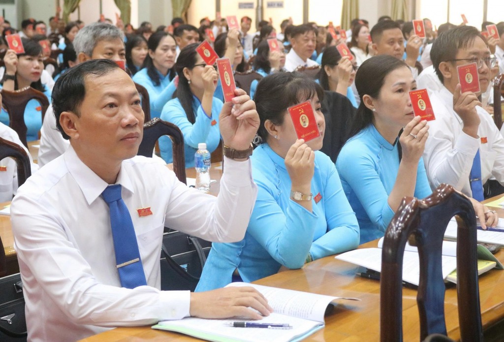 Đại biểu biểu quyết thông qua chỉ tiêu nghị quyết nhiệm kỳ 2025 – 2030