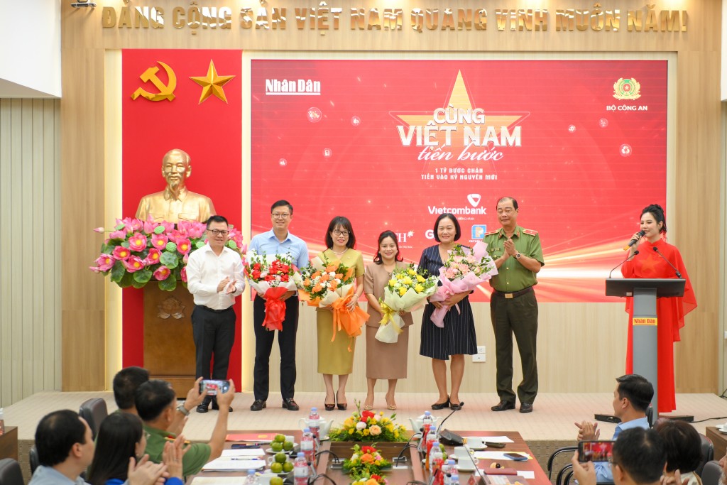 Ban Tổ chức tặng hoa các đơn vị đồng hành cùng chương trình