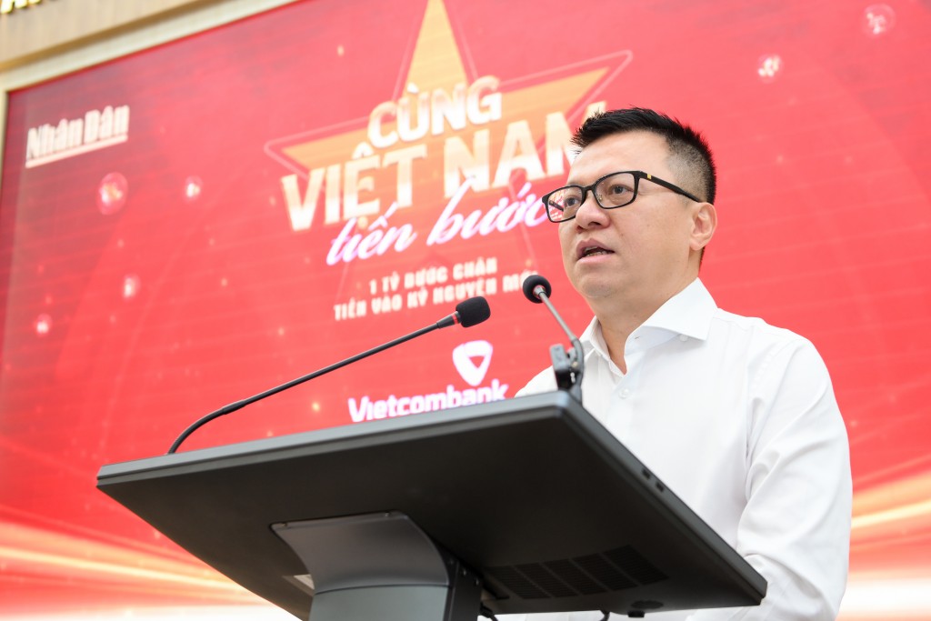 đồng chí Lê Quốc Minh, Ủy viên Trung ương Đảng, Tổng Biên tập Báo Nhân Dân, Phó Trưởng Ban Tuyên giáo và Dân vận Trung ương, Chủ tịch Hội Nhà báo Việt Nam, Trưởng ban Chỉ đạo hoạt động “Cùng Việt Nam tiến bước” phát biểu tại lễ phát động