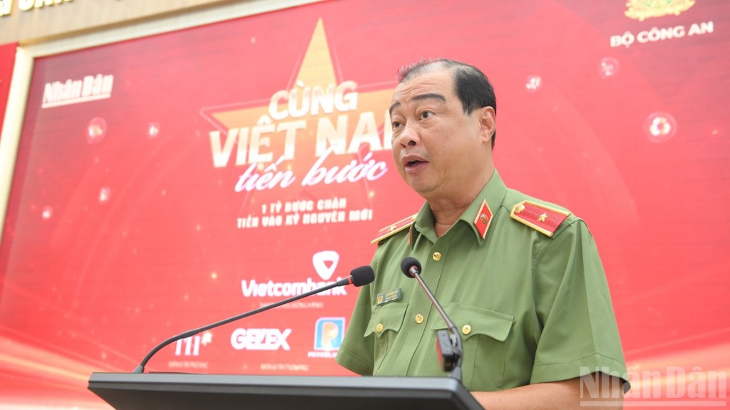 Thiếu tướng Lê Hồng Hiệp - Phó Cục trưởng Cục Công tác chính trị phát biểu tại lễ phát động