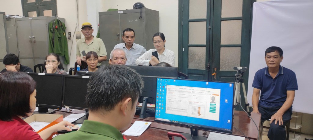 ực lượng trực tại các điểm hỗ trợ đổi thẻ đảng viên và hướng dẫn sử dụng dịch vụ công trực tuyến trong công tác Đảng