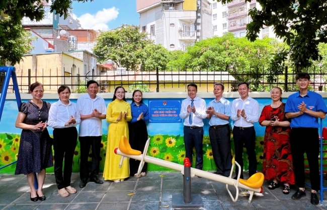 Từ bức tường cũ đến góc trời mơ ước cho đàn em