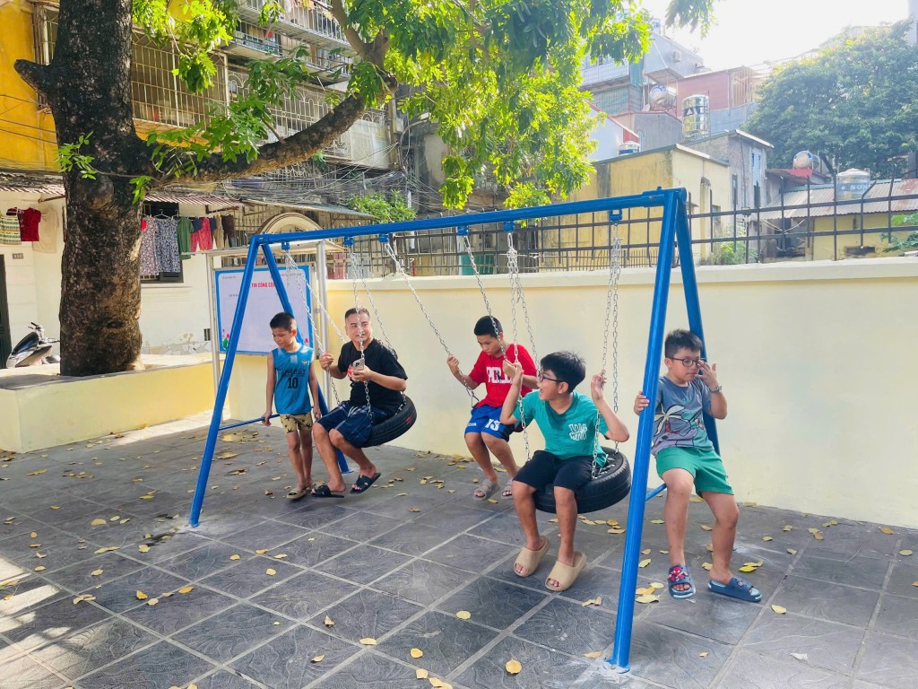 Các em nhỏ vui chơi
