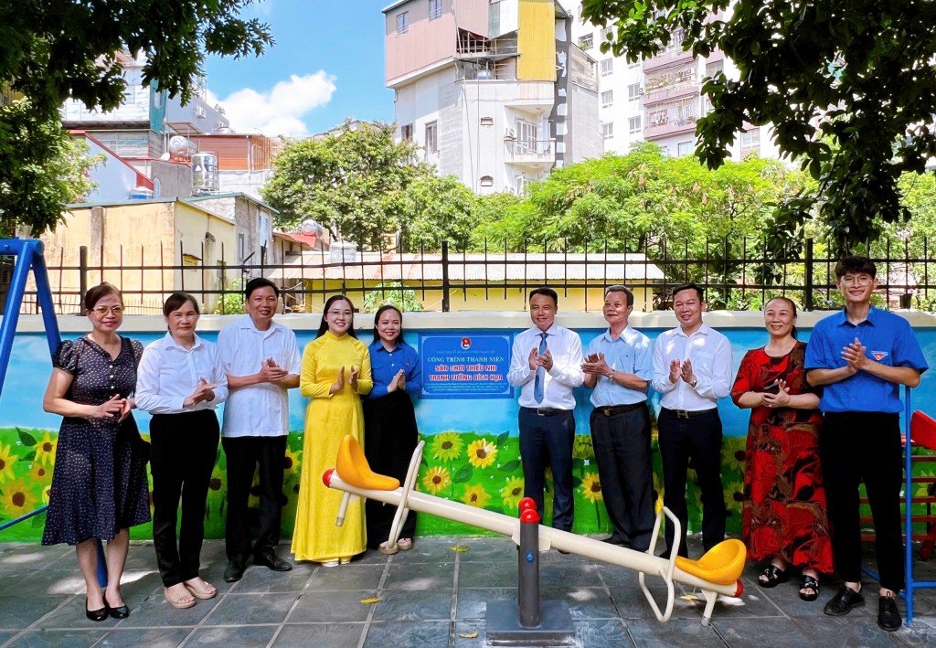 Lãnh đạo phường Thanh Liệt cùng đại biểu thực hiện nghi lễ gắn biển công trình