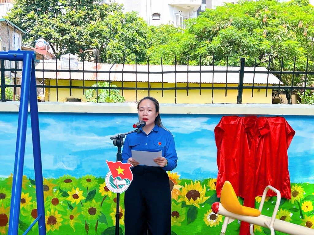 chị Lê Thanh Hương, Phó Chủ tịch Ủy ban MTTQ phường, Bí thư Đoàn phường Thanh Liệt báo cáo về công trình