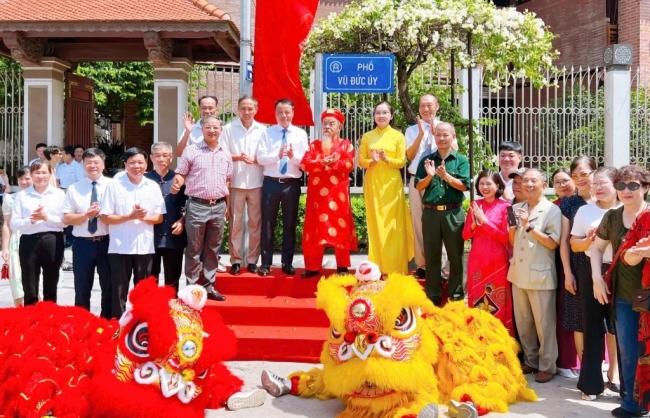Phường Thanh Liệt gắn biển 2 tên phố chào mừng Đại hội Đảng