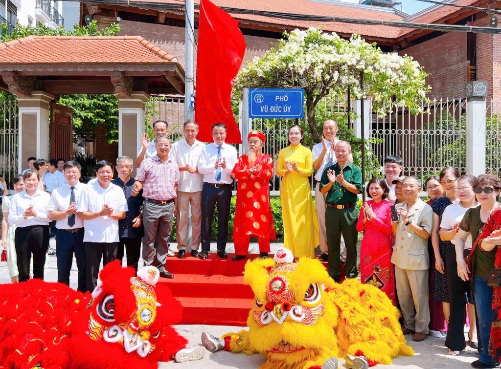 Các đại biểu gắn biển tên phố Vũ Đức Úy