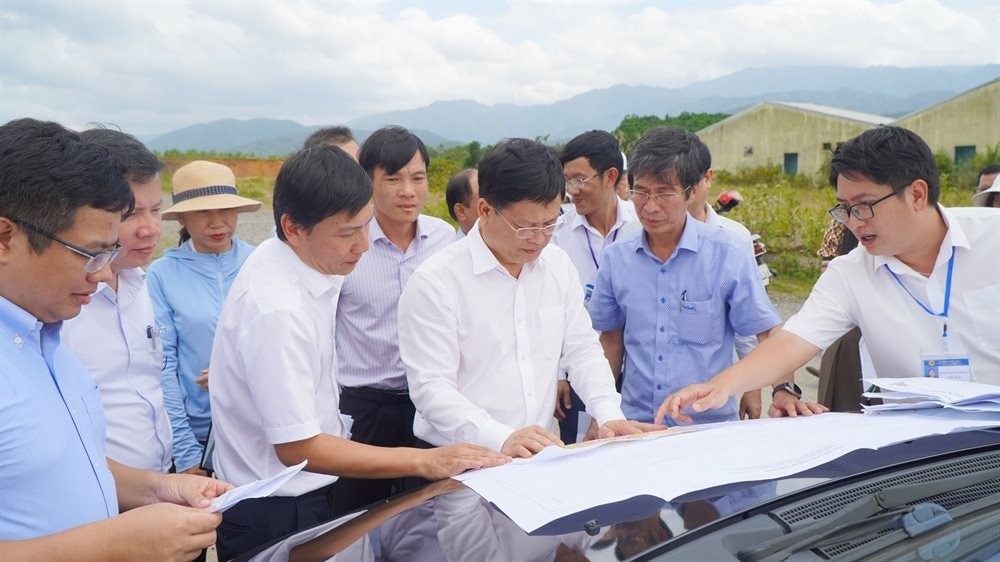 Lãnh đạo UBND TP Huế, đề nghị các Sở, ngành chức năng phối hợp chặt chẽ với chính quyền địa phương, khẩn trương hoàn thiện hồ sơ pháp lý, phương án đầu tư cụ thể cho từng điểm trường