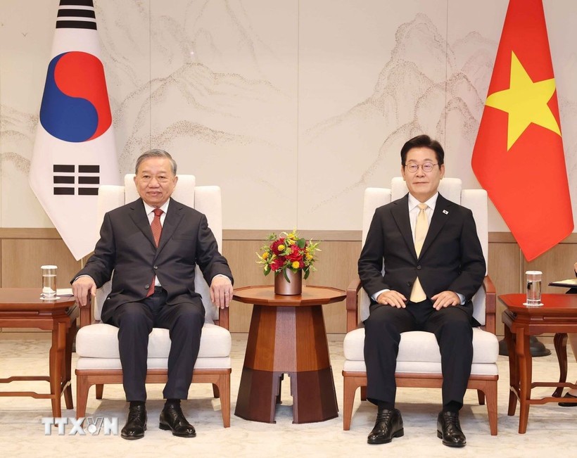 Tổng Bí thư Tô Lâm hội đàm hẹp với Tổng thống Hàn Quốc Lee Jae Myung. (Ảnh: Thống Nhất/TTXVN)