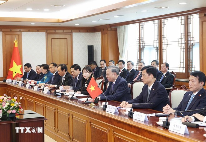 Tổng Bí thư Tô Lâm và đoàn Việt Nam tại cuộc hội kiến Thủ tướng Hàn Quốc Kim Min Seok. (Ảnh: Thống Nhất/TTXVN)