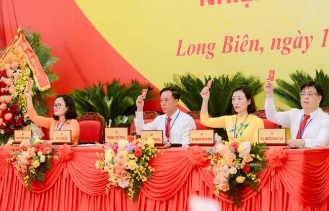 Đẩy mạnh chuyển đổi số, xây dựng chính quyền sát dân, gần dân