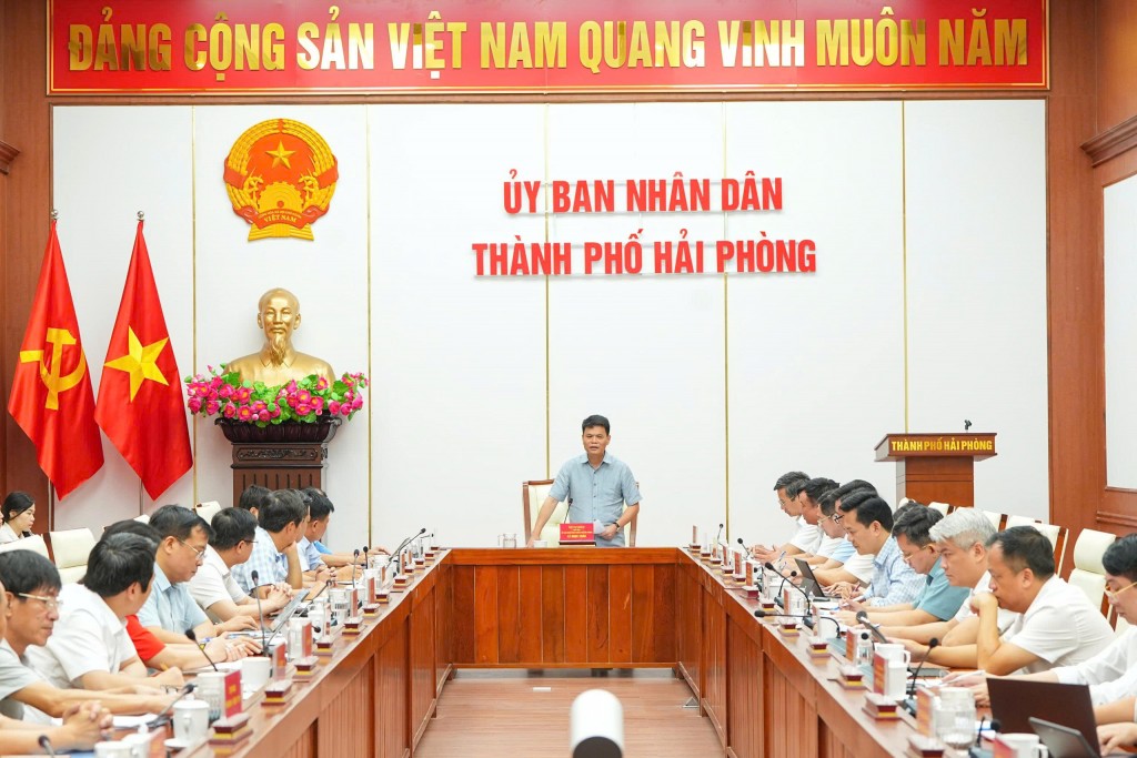 Chủ tịch UBND thành phố Lê Ngọc Châu chủ trì cuộc họp.
