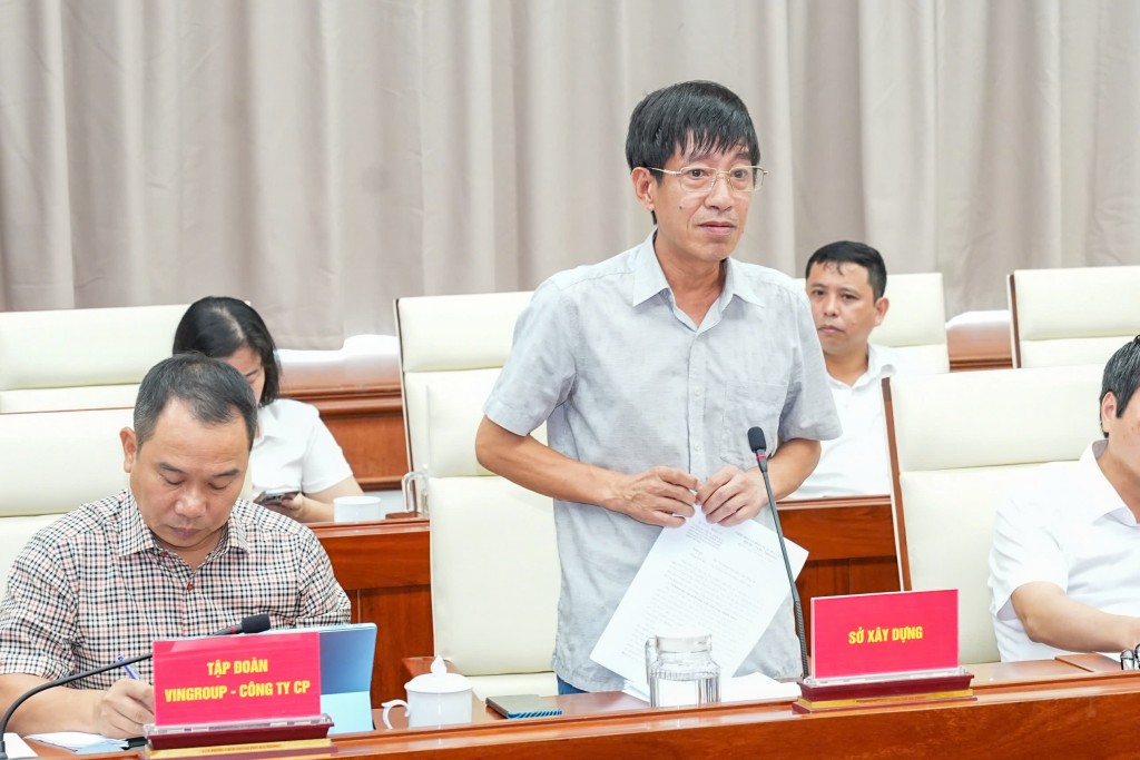 Phó Giám đốc Sở Xây dựng Nguyễn Hoài Long báo cáo tại phiên họp