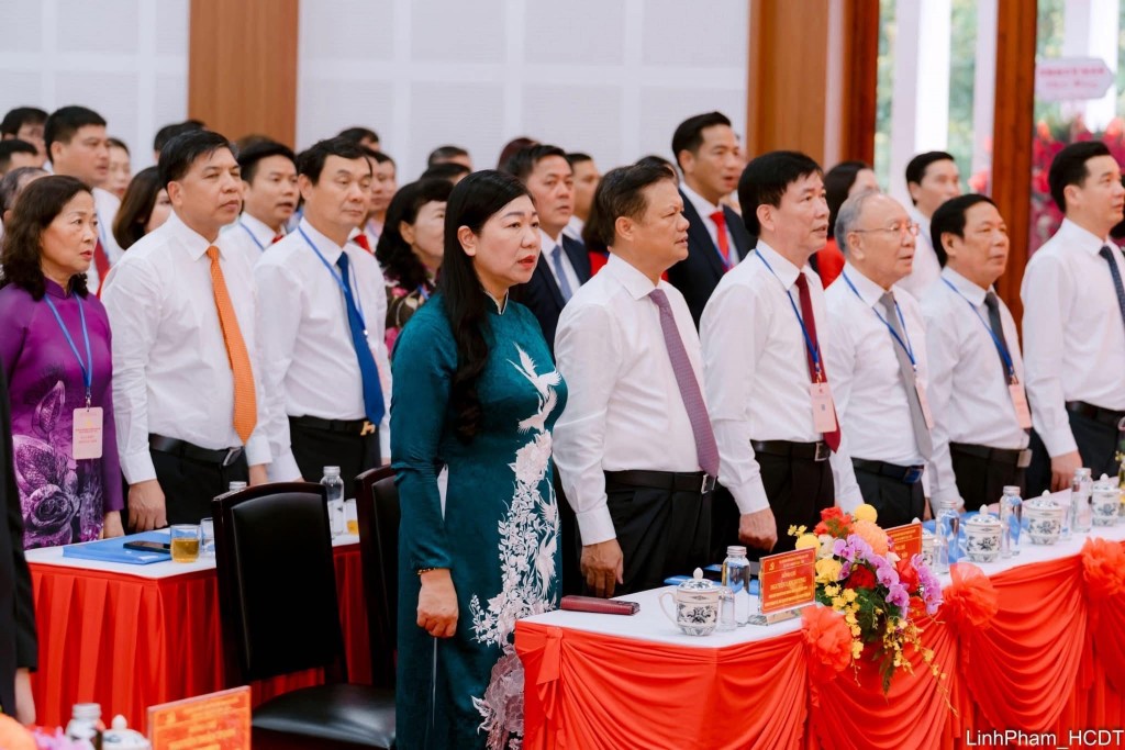 Các đại biểu thực hiện nghi lễ chào cờ tại Đại hội