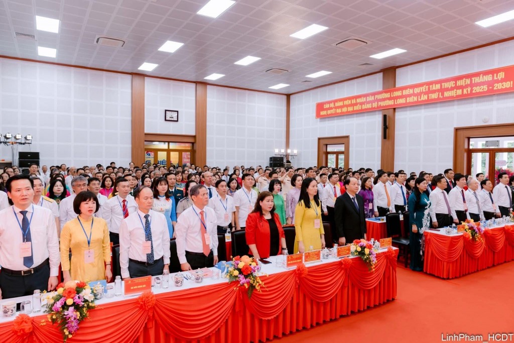 Các đại biểu thực hiện nghi lễ chào cờ tại Đại hội