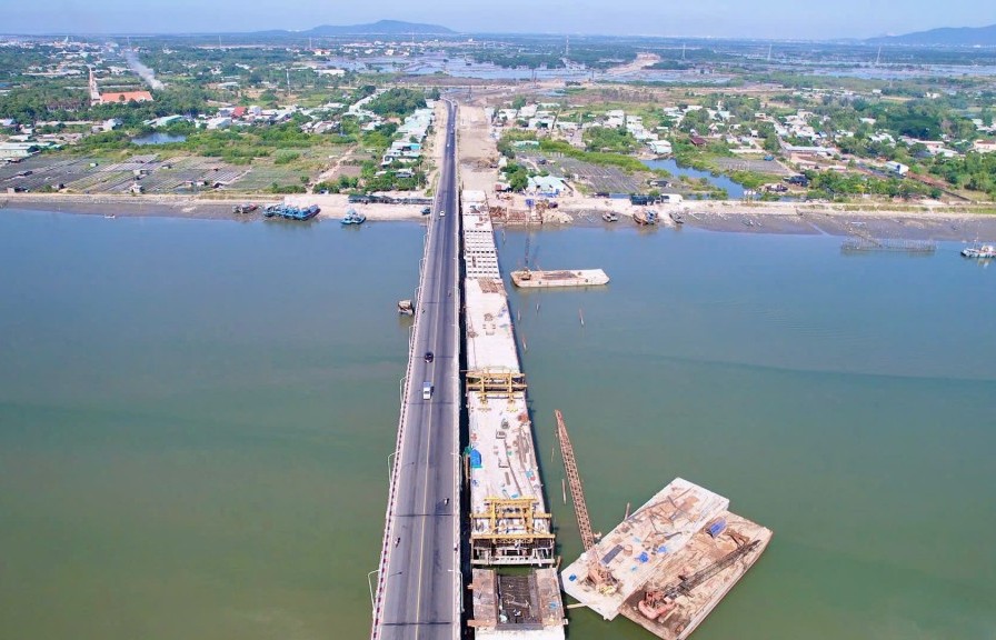 Thủ tướng yêu cầu đẩy nhanh tiến độ đầu tư xây dựng hệ thống đường bộ ven biển