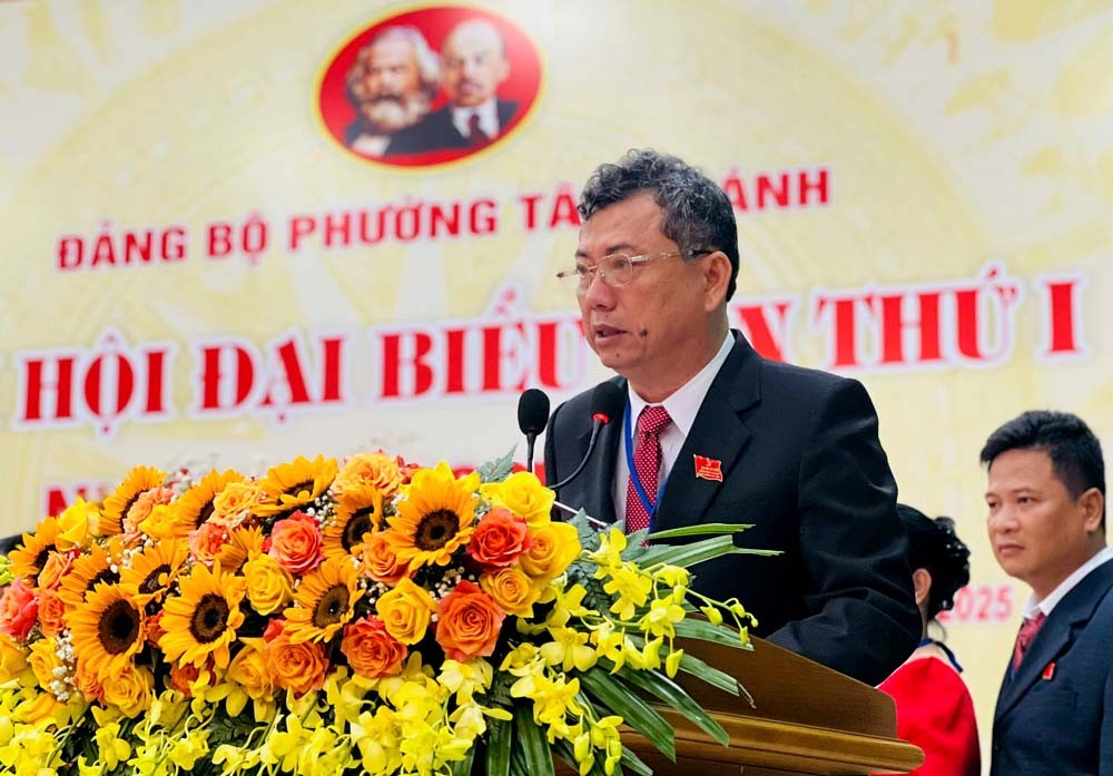 Ông Trần Lê Quan, Bí thư Đảng ủy phường Tân Khánh phát biểu tại đại hội