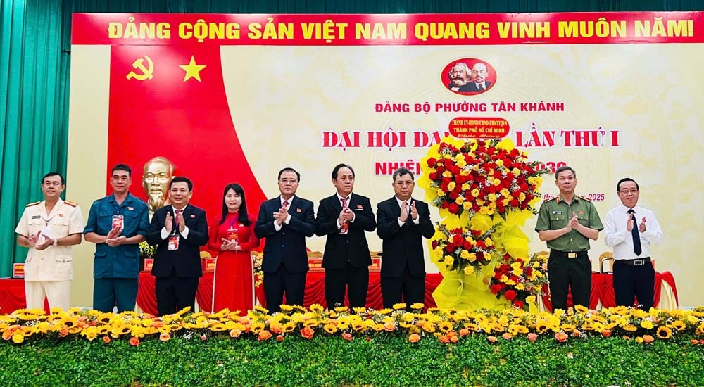 Lãnh đạo TP.Hồ Chí Minh tặng lẵng hoa của Thành ủy, HĐND, UBND, Ủy ban MTTQ Việt Nam TP chúc mừng Đại hội.