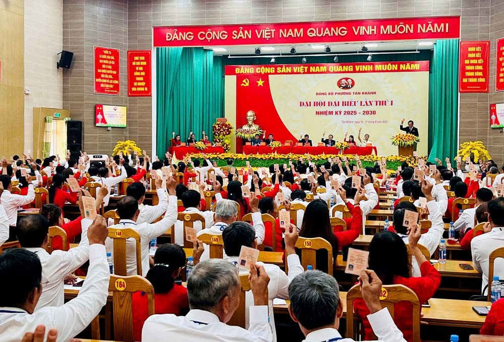 Các đại biểu biểu quyết thông qua Nghị quyết Đại hội đại biểu Đảng bộ phường Tân Khánh lần thứ I, nhiệm kỳ 2020-2025
