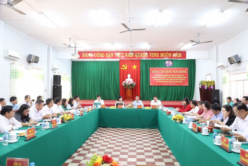 Quang cảnh buổi làm việc