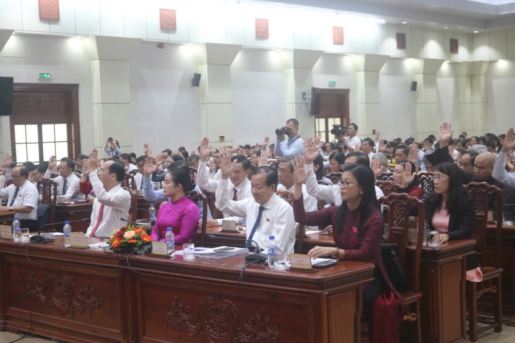Các đại biểu HĐND tỉnh Đồng Tháp thông qua các nghị quyết