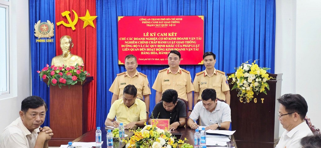 Các doanh nghiệp kinh doanh vận tải ký cam kết