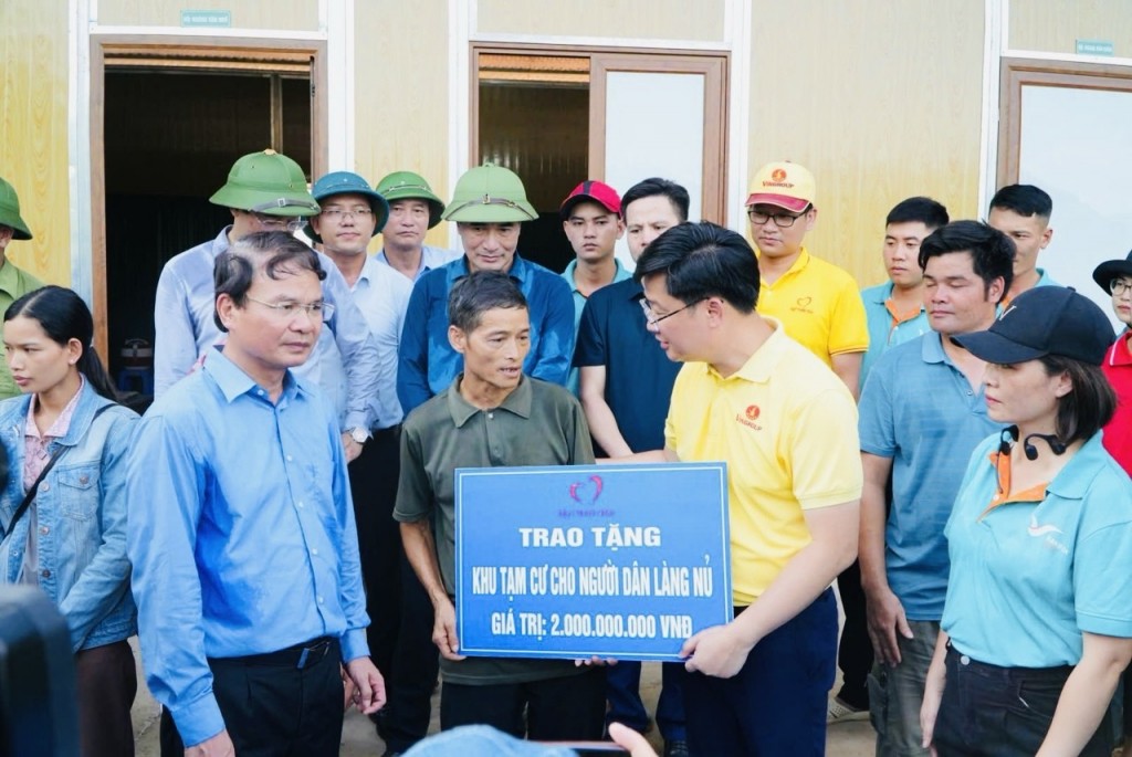 Đại diện Quỹ Thiện Tâm trao biển tượng trưng tặng khu nhà tạm ổn định cuộc sống cho bà con làng Nủ sau thảm họa do bão Yagi năm 2024