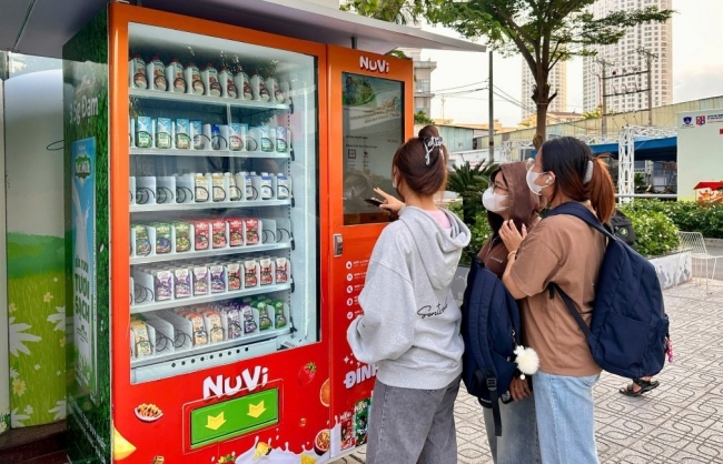 Nutifood tiên phong triển khai máy bán kem tự động