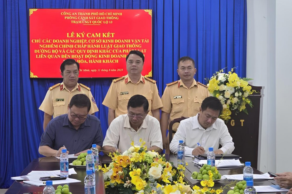 Doanh nghiệp vận tải ký cam kết