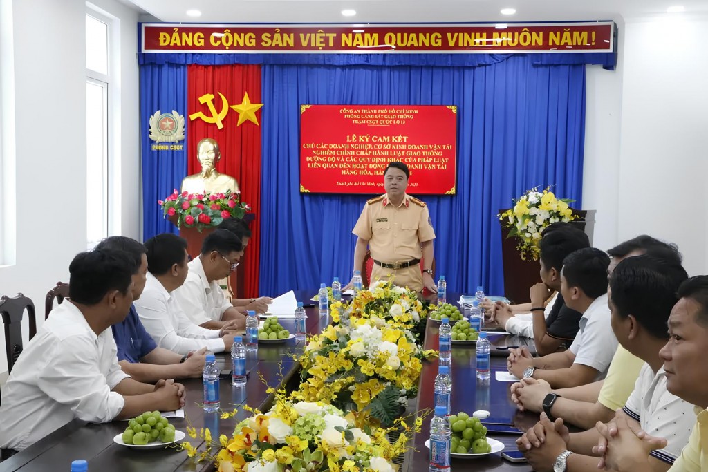 Trạm Cảnh sát giao thông Quốc lộ 13 (phòng CSGT Công an TP.HCM) đã tổ chức lễ ký cam kết chấp hành luật giao thông đường bộ và các quy định khác của pháp luật liên quan đến hoạt động kinh doanh vận tải hàng hóa, hành khách