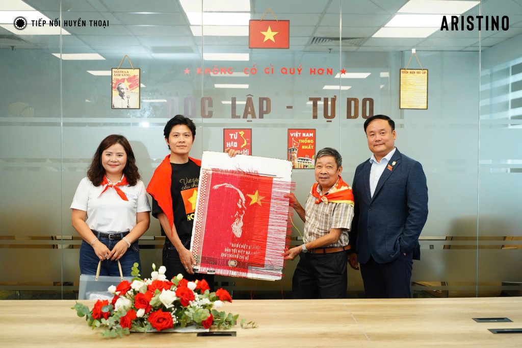 Nghệ nhân Nguyễn Văn Trung trao tặng bức tranh tới Quỹ 