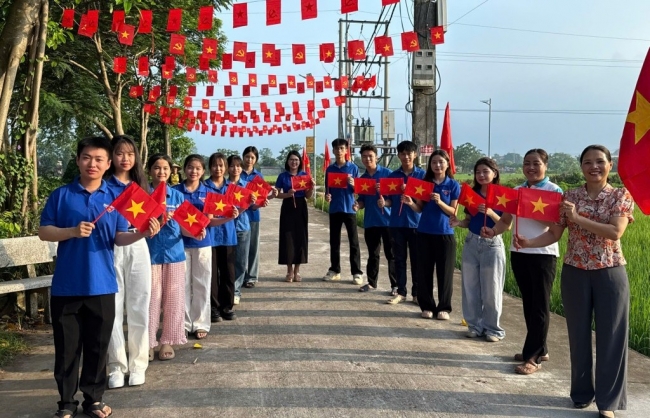 "Đường cờ Tổ quốc” rực rỡ ở Hòa Phú