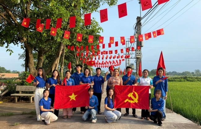 "Đường cờ Tổ quốc” rực rỡ ở Hòa Phú