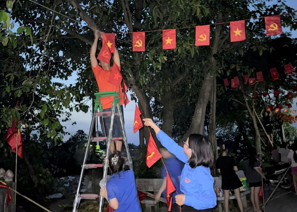 Đoàn viên, thanh niên xã Hòa Phú cùng nhau treo cờ Tổ quốc, cờ Đảng
