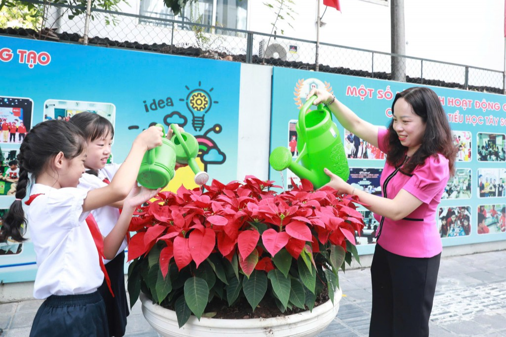 Qua mô hình các em học sinh được giáo dục, chung tay bảo vệ môi trường 