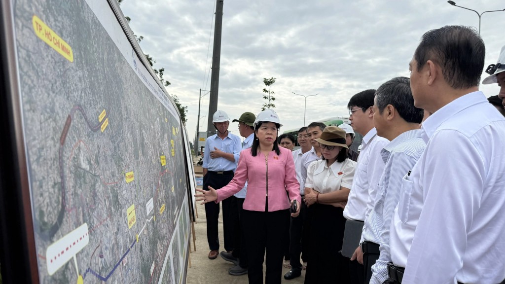 Bà Nguyễn Thị Ngọc Xuân trao đổi với lãnh đạo địa phương về công tác bồi thường, bàn giao mặt bằng dự án cao tốc.