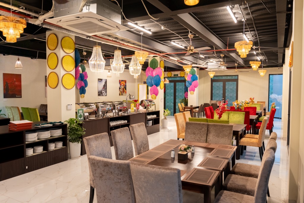 Tọa lạc tại 46 Chương Dương Độ, phường Hoàn Kiếm, Hà Nội, Benaras Sutra là chi nhánh của chuỗi nhà hàng Benaras uy tín, một trong những nhà hàng Ấn Độ hàng đầu tại Thủ đô.