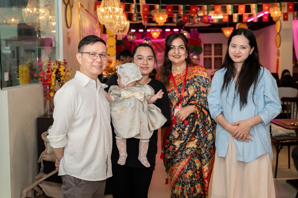 Bà Nidhi Arora  thứ 2 từ tráii qua), chủ chuỗi nhà hàng Ấn Benaras
