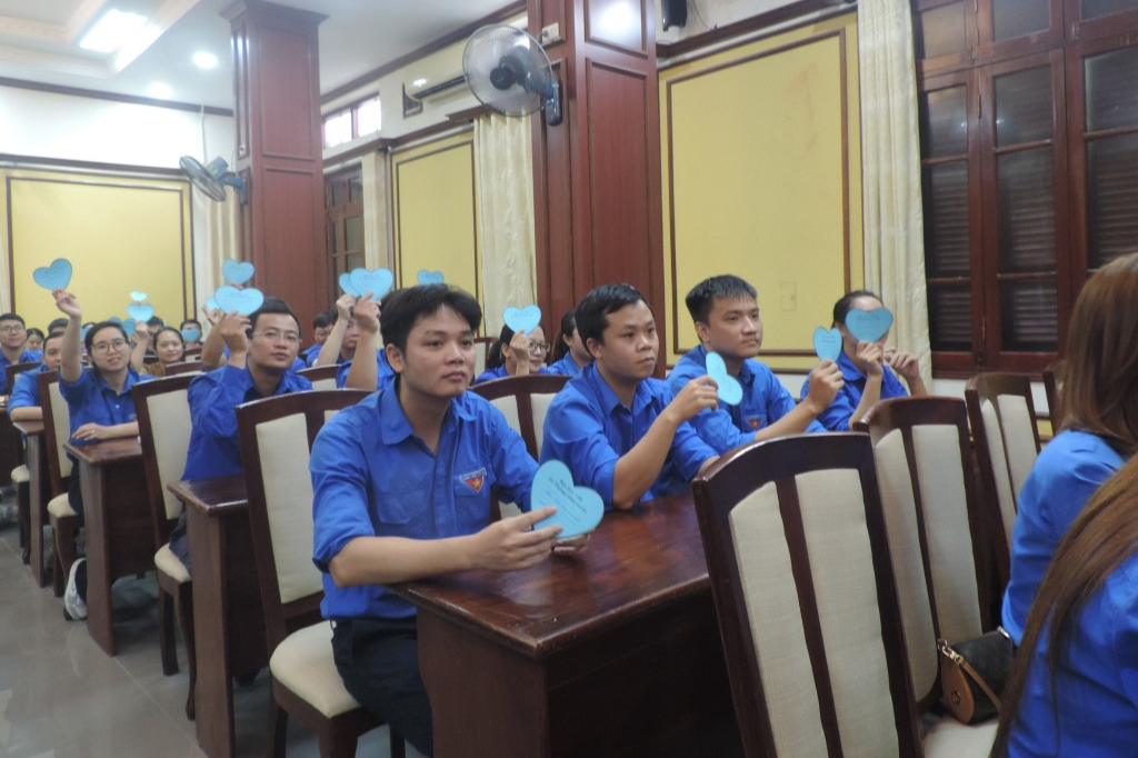 Đoàn viên, thanh niên Ủy ban Nhân dân thành phố Hà Nội chia sẻ thông điệp bảo vệ môi trường 